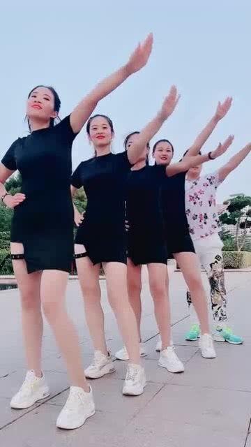 娱乐吃瓜美女,揭秘美女生吃瓜背后的故事
